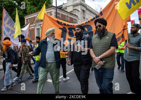 London, UK, 16. Juni 2024. Britische Sikhs marschieren durch Central London, um den 40. Jahrestag des Goldenen Tempels von Amritsar zu gedenken. Quelle: James Willoughby/Alamy Live News Stockfoto