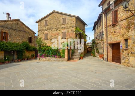 Monticchiello, Italien - 27. April 2023: Architektur des mittelalterlichen Dorfes Monticchiello, Siena, Italien Stockfoto