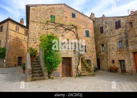 Monticchiello, Italien - 27. April 2023: Architektur des mittelalterlichen Dorfes Monticchiello, Siena, Italien Stockfoto