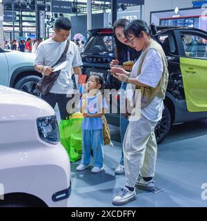 Nanning, China. Juni 2024. Besucher besuchen die 13. Internationale Automobilausstellung Nanning in Nanning, Autonomous Region Guangxi Zhuang, China, am 16. Juni 2024. (Foto: Costfoto/NurPhoto) Credit: NurPhoto SRL/Alamy Live News Stockfoto