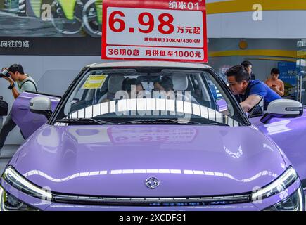 Nanning, China. Juni 2024. Besucher besuchen die 13. Internationale Automobilausstellung Nanning in Nanning, Autonomous Region Guangxi Zhuang, China, am 16. Juni 2024. (Foto: Costfoto/NurPhoto) Credit: NurPhoto SRL/Alamy Live News Stockfoto