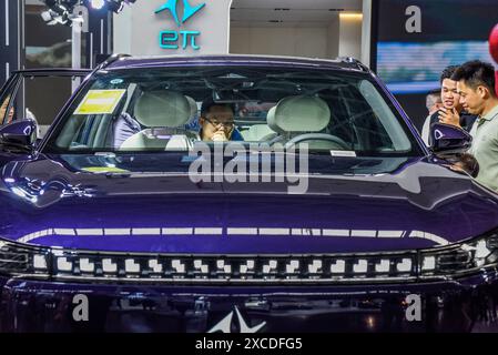 Nanning, China. Juni 2024. Besucher besuchen die 13. Internationale Automobilausstellung Nanning in Nanning, Autonomous Region Guangxi Zhuang, China, am 16. Juni 2024. (Foto: Costfoto/NurPhoto) Credit: NurPhoto SRL/Alamy Live News Stockfoto