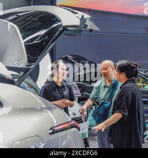 Nanning, China. Juni 2024. Besucher besuchen die 13. Internationale Automobilausstellung Nanning in Nanning, Autonomous Region Guangxi Zhuang, China, am 16. Juni 2024. (Foto: Costfoto/NurPhoto) Credit: NurPhoto SRL/Alamy Live News Stockfoto