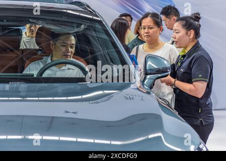 Nanning, China. Juni 2024. Besucher besuchen die 13. Internationale Automobilausstellung Nanning in Nanning, Autonomous Region Guangxi Zhuang, China, am 16. Juni 2024. (Foto: Costfoto/NurPhoto) Credit: NurPhoto SRL/Alamy Live News Stockfoto