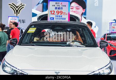 Nanning, China. Juni 2024. Auf der 13. Nanning International Automobile Exhibition in Nanning, China, am 16. Juni 2024 sehen Besucher ein neues Energiefahrzeug von NEzha. (Foto: Costfoto/NurPhoto) Credit: NurPhoto SRL/Alamy Live News Stockfoto