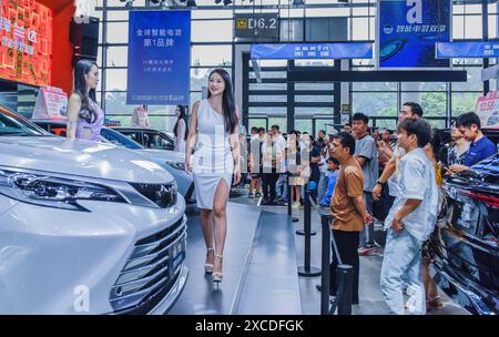 Nanning, China. Juni 2024. Besucher besuchen die 13. Internationale Automobilausstellung Nanning in Nanning, Autonomous Region Guangxi Zhuang, China, am 16. Juni 2024. (Foto: Costfoto/NurPhoto) Credit: NurPhoto SRL/Alamy Live News Stockfoto