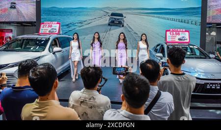 Nanning, China. Juni 2024. Besucher besuchen die 13. Internationale Automobilausstellung Nanning in Nanning, Autonomous Region Guangxi Zhuang, China, am 16. Juni 2024. (Foto: Costfoto/NurPhoto) Credit: NurPhoto SRL/Alamy Live News Stockfoto