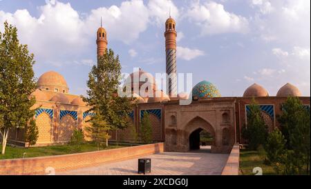 Ganja. Aserbaidschan. 10.17.2021 Jahre. Eine große wunderschöne Moschee Imam-zade Mausoleum am Stadtrand. Stockfoto