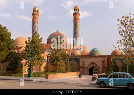 Ganja. Aserbaidschan. 10.17.2021 Jahre. Eine große wunderschöne Moschee Imam-zade Mausoleum am Stadtrand. Stockfoto