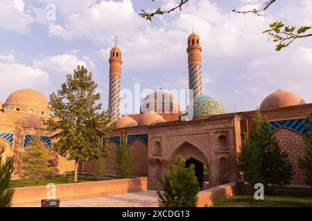 Ganja. Aserbaidschan. 10.17.2021 Jahre. Eine große wunderschöne Moschee Imam-zade Mausoleum am Stadtrand. Stockfoto