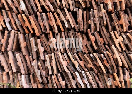 Viele Fliesen übereinander gestapelt. Stockfoto