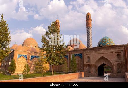 Ganja. Aserbaidschan. 10.17.2021 Jahre. Eine große wunderschöne Moschee Imam-zade Mausoleum am Stadtrand. Stockfoto