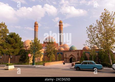 Ganja. Aserbaidschan. 10.17.2021 Jahre. Eine große wunderschöne Moschee Imam-zade Mausoleum am Stadtrand. Stockfoto