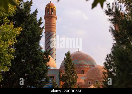 Ganja. Aserbaidschan. 10.17.2021 Jahre. Eine große wunderschöne Moschee Imam-zade Mausoleum am Stadtrand. Stockfoto