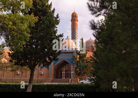 Ganja. Aserbaidschan. 10.17.2021 Jahre. Eine große wunderschöne Moschee Imam-zade Mausoleum am Stadtrand. Stockfoto