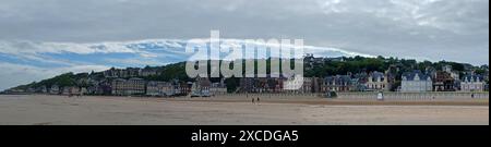 Panoramablick auf die Küste von Trouville mit typisch normannischen Architektur und Luxusgebäuden am Sandstrand. Berühmtes Resort und Fischerdorf in Stockfoto