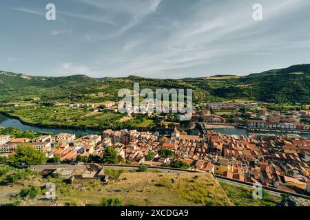 Wunderschönes Dorf Bosa mit farbigen Häusern und einer mittelalterlichen Burg. Sardinien, Italien. Hochwertige Fotos Stockfoto