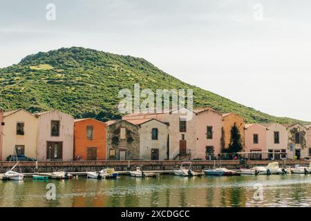 Italien, Bosa, 1. Mai 2024 alte schöne italienische Straße mit bunten Häusern. Hochwertige Fotos Stockfoto