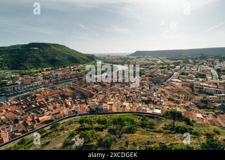 Wunderschönes Dorf Bosa mit farbigen Häusern und einer mittelalterlichen Burg. Sardinien, Italien. Hochwertige Fotos Stockfoto