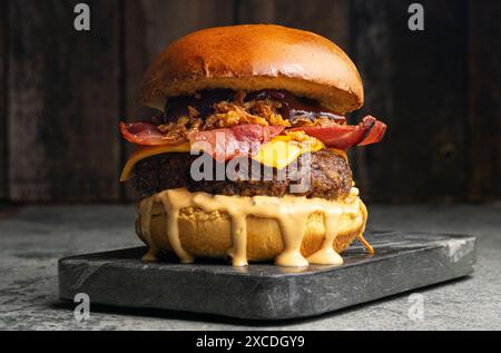 Beef Burger mit Speck und knusprigen Zwiebeln Stockfoto