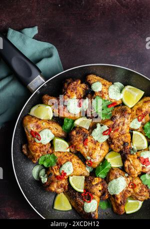 cajun gewürzte Hähnchenflügel mit Koriander und Stockfoto