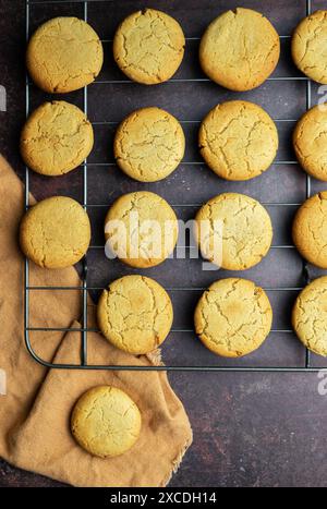 ginger Snap-Kekse auf Drahtsammelgestell Stockfoto