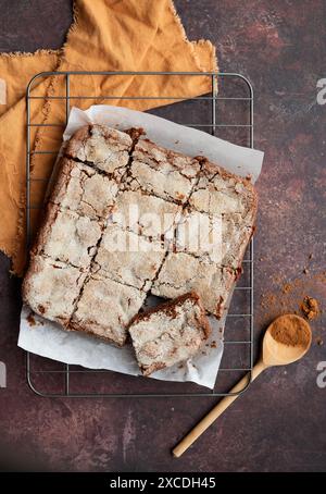 Frisch gebackene Schokoladen-Crunch-Brownies auf einem Kühlregal Stockfoto