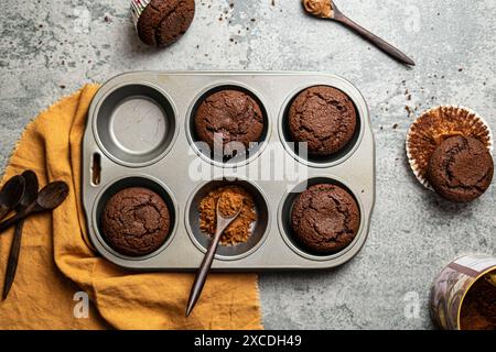 Schuss frisch gebackener Schokoladen-Cupcakes über dem Kopf in einem Backblech Stockfoto