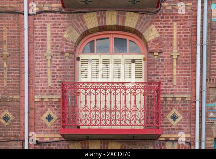 Roter Balkon der Belle Epoque Häuser entlang der französischen Küste Stockfoto