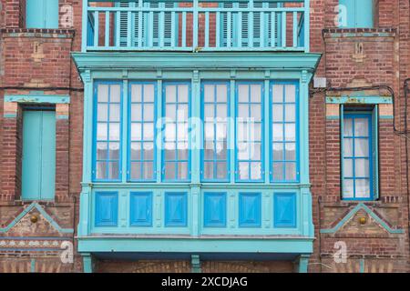 Roter Balkon der Belle Epoque Häuser entlang der französischen Küste Stockfoto