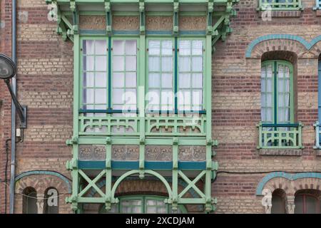 Roter Balkon der Belle Epoque Häuser entlang der französischen Küste Stockfoto