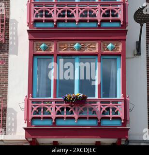 Roter Balkon der Belle Epoque Häuser entlang der französischen Küste Stockfoto