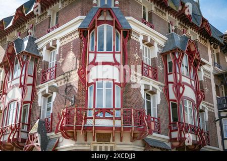 Roter Balkon der Belle Epoque Häuser entlang der französischen Küste Stockfoto