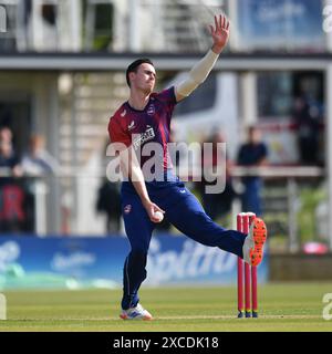 Canterbury, England. Juni 2024. Nathan Gilchrist spielt für Kent während der Vitalitätsexplosion zwischen Kent Spitfires und Gloucestershire auf dem Spitfire Ground in St. Lawrence in Canterbury. Kyle Andrews/Alamy Live News. Stockfoto