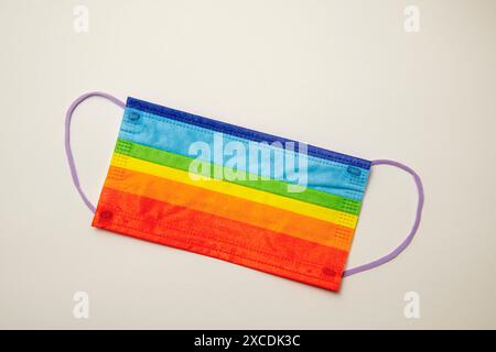 Bunte Pride Regenbogenmaske auf weißem Hintergrund. Stockfoto