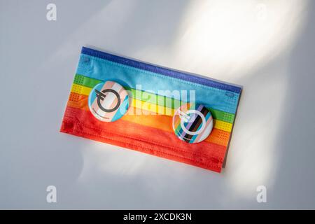 Bunte Pride Regenbogenmaske und Stifte auf weißem Hintergrund. Stockfoto