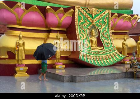 Stehende Buddha-Statuen am Fuße des Lotusblumensitzes des Goldenen Buddha, großer Buddha-Tempel, Wat Phra Yai, auf Ko Phan, Koh Samui, Thailand Stockfoto