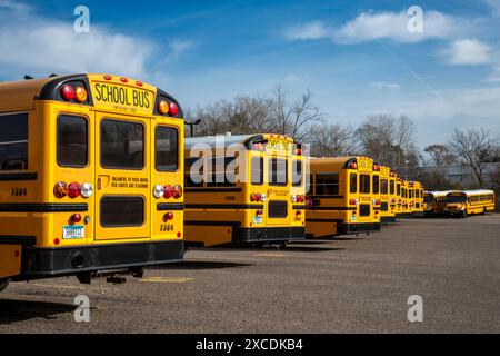 St. Paul, Minnesota. Eine Reihe von Schulbussen. Stockfoto