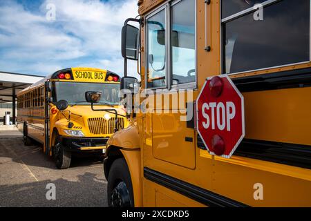 St. Paul, Minnesota. Schulbus mit Stoppschild an der Seite. Stockfoto