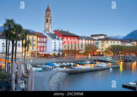 Ascona, Schweiz Stadtansicht am Ufer des Lago Maggiore zur blauen Stunde. Stockfoto