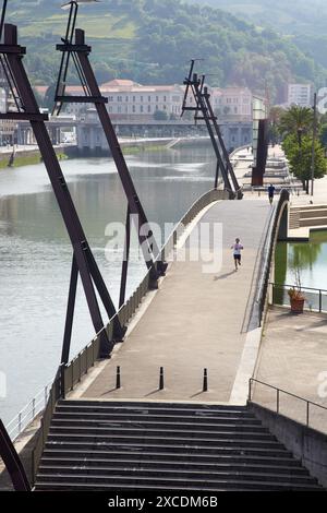 Uribitarte Brücke, Euskalduna Gebäude, Bilbo-Bilbao, Vizcaya, Baskenland, Spanien. Stockfoto