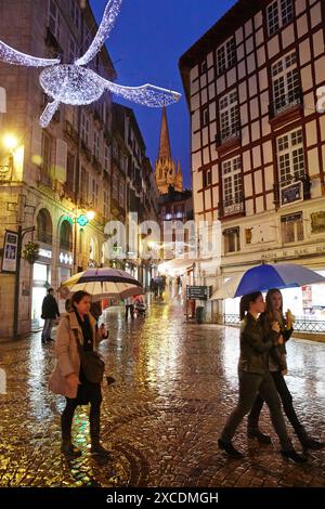 Regen, Weihnachtsdekoration, Kathedrale Sainte-Marie, Bayonne, Aquitaine, Pyrénées-Atlantiques Baskenland, 64, Frankreich. Stockfoto