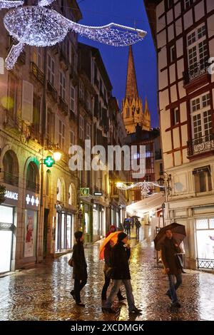 Regen, Weihnachtsdekoration, Kathedrale Sainte-Marie, Bayonne, Aquitaine, Pyrénées-Atlantiques Baskenland, 64, Frankreich. Stockfoto