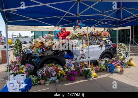 Minneapolis, Minnesota. Polizeigedenkmal für einen gefallenen Offizier, der während der Reaktion auf eine Schießerei getötet wurde. Stockfoto