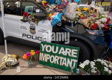 Minneapolis, Minnesota. Polizeigedenkmal für einen gefallenen Offizier, der während der Reaktion auf eine Schießerei getötet wurde. Stockfoto