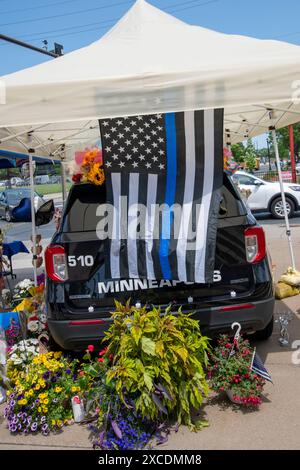 Minneapolis, Minnesota. Polizeigedenkmal für einen gefallenen Offizier, der während der Reaktion auf eine Schießerei getötet wurde. Stockfoto