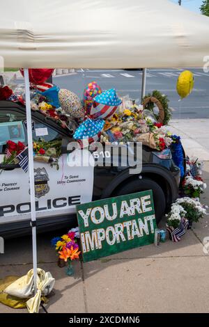 Minneapolis, Minnesota. Polizeigedenkmal für einen gefallenen Offizier, der während der Reaktion auf eine Schießerei getötet wurde. Stockfoto