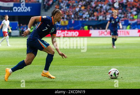 Volksparkstadion, Hamburg, Deutschland. Juni 2024. Euro 2024 Gruppe D Fußball, Polen gegen die Niederlande; Xavi Simons (NED) stürzt auf dem Ball nach vorne. Credit: Action Plus Sports/Alamy Live News Stockfoto