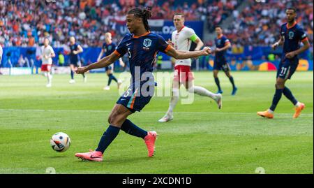 Volksparkstadion, Hamburg, Deutschland. Juni 2024. Euro 2024 Group D Fußball, Polen gegen die Niederlande; Nathan Ake (NED) kommt in die polnische Box Credit: Action Plus Sports/Alamy Live News Stockfoto