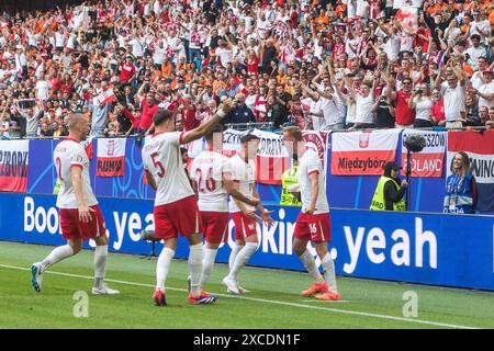 Volksparkstadion, Hamburg, Deutschland. Juni 2024. Euro 2024 Gruppe D Fußball, Polen gegen die Niederlande; Team Polen feiert nach dem Eröffnungstor von Buksa in der 16. Minute Credit: Action Plus Sports/Alamy Live News Stockfoto